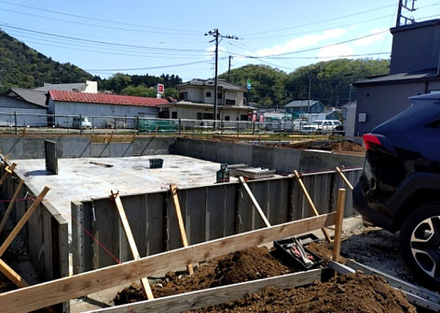 【玄関_2】玄関は、狭すぎると複数人で使いにくく、広すぎても無駄な空間になりがちです。最低2畳を目安にして、家の広さとの兼ね合いや家族の人数を考慮して決めるとよいでしょう。現地を見学して快適な玄関を選びましょう！
