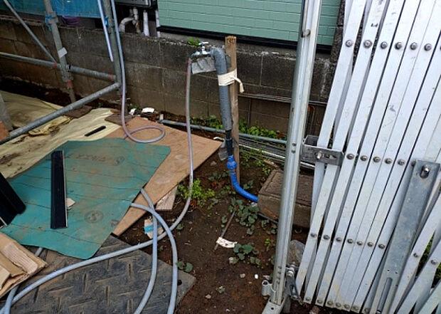 【その他設備】敷地内には、散水栓や立水栓があります。水道水を直接利用できるため、水を運ぶ手間を省くことが出来ます。大量の水を必要とする洗車作業や清掃などに役立ちます。その他設備とあわせて、現地でご確認ください。