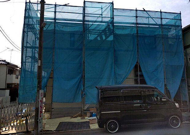 【前面道路含む現地写真_2】前面道路の幅員や歩道の有無、近隣の建物との距離感などは、実際の生活の利便性や安全性に大きく影響します。複数のアングルから前面道路の状況を確認することで、より具体的に生活イメージを描けます。