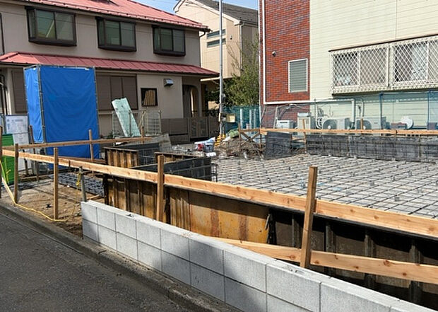 【外観_3】現地に行くなら、物件の周囲の地形がどうなっているかを見ることも大切です。周辺より低くなっている土地では、大雨などで水が集まりやすいため、地盤が弱くなっているということも考えられるため、注意が必要です。