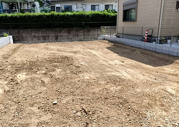 【玄関_2】玄関は、狭すぎると複数人で使いにくく、広すぎても無駄な空間になりがちです。最低2畳を目安にして、家の広さとの兼ね合いや家族の人数を考慮して決めるとよいでしょう。現地を見学して快適な玄関を選びましょう！