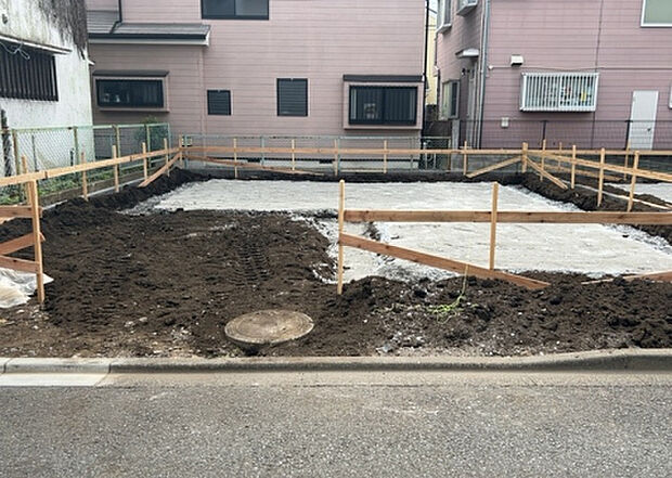 【前面道路含む現地写真_2】前面道路の幅員や歩道の有無、近隣の建物との距離感などは、実際の生活の利便性や安全性に大きく影響します。複数のアングルから前面道路の状況を確認することで、より具体的に生活イメージを描けます。