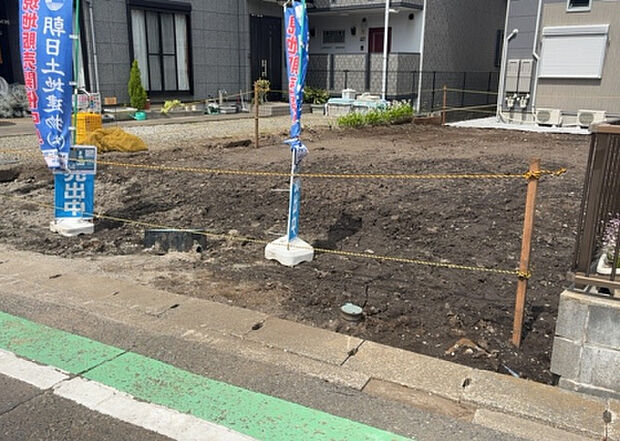 【外観_3】現地に行くなら、物件の周囲の地形がどうなっているかを見ることも大切です。周辺より低くなっている土地では、大雨などで水が集まりやすいため、地盤が弱くなっているということも考えられるため、注意が必要です。
