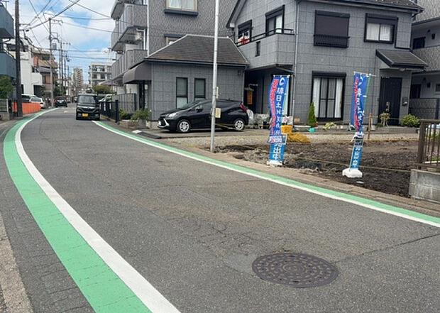 【前面道路含む現地写真_2】前面道路の幅員や歩道の有無、近隣の建物との距離感などは、実際の生活の利便性や安全性に大きく影響します。複数のアングルから前面道路の状況を確認することで、より具体的に生活イメージを描けます。