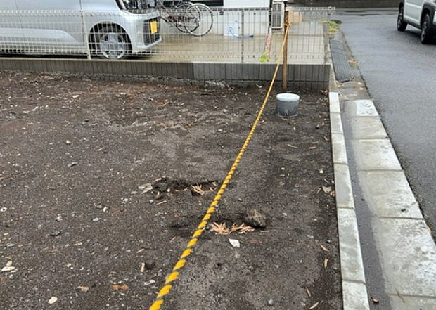 【外観_3】現地に行くなら、物件の周囲の地形がどうなっているかを見ることも大切です。周辺より低くなっている土地では、大雨などで水が集まりやすいため、地盤が弱くなっているということも考えられるため、注意が必要です。