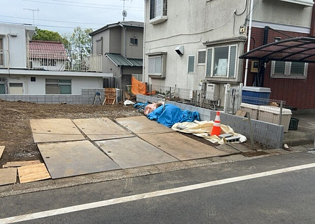 【外観_3】現地に行くなら、物件の周囲の地形がどうなっているかを見ることも大切です。周辺より低くなっている土地では、大雨などで水が集まりやすいため、地盤が弱くなっているということも考えられるため、注意が必要です。