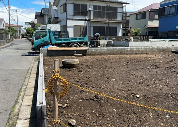 【庭_2】庭のある家に住むことのメリットとして、子どもたちの遊び場を確保できること、ガーデニングや家庭菜園を楽しめること、明るさを確保できることがあります。また、配置を工夫することでプライバシーが確保できます。