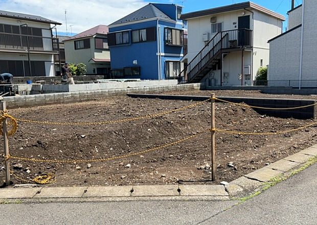 【玄関_2】玄関は、狭すぎると複数人で使いにくく、広すぎても無駄な空間になりがちです。最低2畳を目安にして、家の広さとの兼ね合いや家族の人数を考慮して決めるとよいでしょう。現地を見学して快適な玄関を選びましょう！