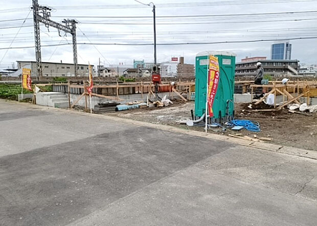 【前面道路含む現地写真_2】前面道路の幅員や歩道の有無、近隣の建物との距離感などは、実際の生活の利便性や安全性に大きく影響します。複数のアングルから前面道路の状況を確認することで、より具体的に生活イメージを描けます。