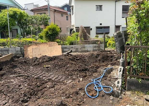 【庭_2】庭のある家に住むことのメリットとして、子どもたちの遊び場を確保できること、ガーデニングや家庭菜園を楽しめること、明るさを確保できることがあります。また、配置を工夫することでプライバシーが確保できます。