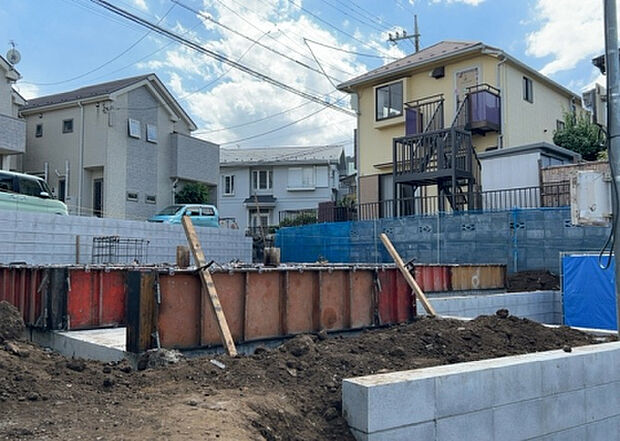 【外観_3】現地に行くなら、物件の周囲の地形がどうなっているかを見ることも大切です。周辺より低くなっている土地では、大雨などで水が集まりやすいため、地盤が弱くなっているということも考えられるため、注意が必要です。