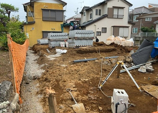 【構造・工法・仕様_2】ベタ基礎とは、柱の位置に関係なく全体に基礎がある事を指し、面積が大きい分建物の重さを全体に分散できます。また、地面からの湿気や害虫を遮断でき、木造住宅で心配されるシロアリ被害を防ぐ効果も期待できます。