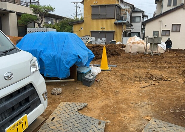 【庭_2】庭のある家に住むことのメリットとして、子どもたちの遊び場を確保できること、ガーデニングや家庭菜園を楽しめること、明るさを確保できることがあります。また、配置を工夫することでプライバシーが確保できます。