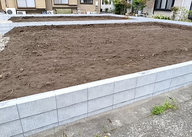 【外観_3】現地に行くなら、物件の周囲の地形がどうなっているかを見ることも大切です。周辺より低くなっている土地では、大雨などで水が集まりやすいため、地盤が弱くなっているということも考えられるため、注意が必要です。