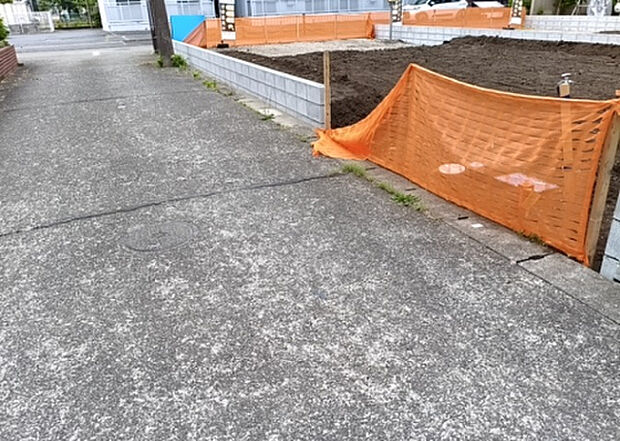 【前面道路含む現地写真_2】前面道路の幅員や歩道の有無、近隣の建物との距離感などは、実際の生活の利便性や安全性に大きく影響します。複数のアングルから前面道路の状況を確認することで、より具体的に生活イメージを描けます。
