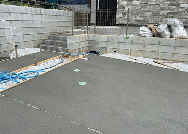 【その他設備】敷地内には、散水栓や立水栓があります。水道水を直接利用できるため、水を運ぶ手間を省くことが出来ます。大量の水を必要とする洗車作業や清掃などに役立ちます。その他設備とあわせて、現地でご確認ください。