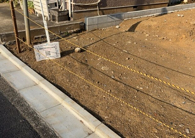 【庭_2】庭のある家に住むことのメリットとして、子どもたちの遊び場を確保できること、ガーデニングや家庭菜園を楽しめること、明るさを確保できることがあります。また、配置を工夫することでプライバシーが確保できます。