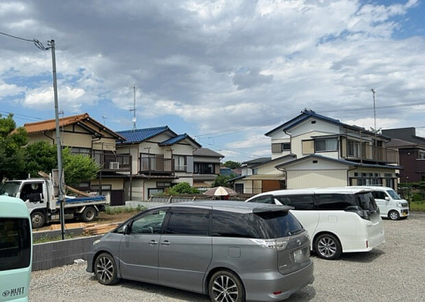 【構造・工法・仕様_2】ベタ基礎とは、柱の位置に関係なく全体に基礎がある事を指し、面積が大きい分建物の重さを全体に分散できます。また、地面からの湿気や害虫を遮断でき、木造住宅で心配されるシロアリ被害を防ぐ効果も期待できます。