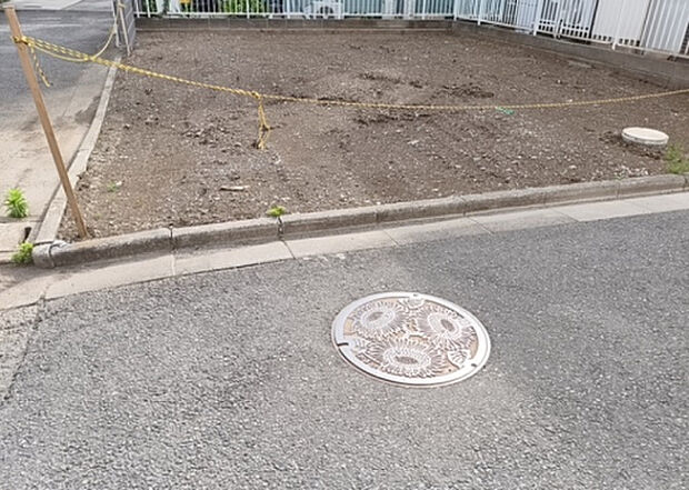 【庭_2】庭のある家に住むことのメリットとして、子どもたちの遊び場を確保できること、ガーデニングや家庭菜園を楽しめること、明るさを確保できることがあります。また、配置を工夫することでプライバシーが確保できます。