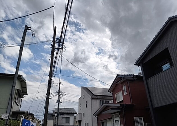 【物件からの展望_2】眺望を気にして物件を探す場合、前面に建物が建っていないか現地で確認しましょう!前面に建物があると景色はもちろん、日当たりや風通しにも影響が出てきます。住んだ時のことを想像しながら現地見学をしましょう。
