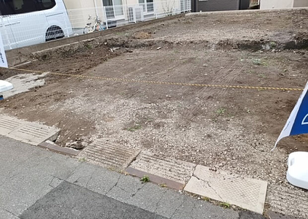 【前面道路含む現地写真_2】前面道路の幅員や歩道の有無、近隣の建物との距離感などは、実際の生活の利便性や安全性に大きく影響します。複数のアングルから前面道路の状況を確認することで、より具体的に生活イメージを描けます。