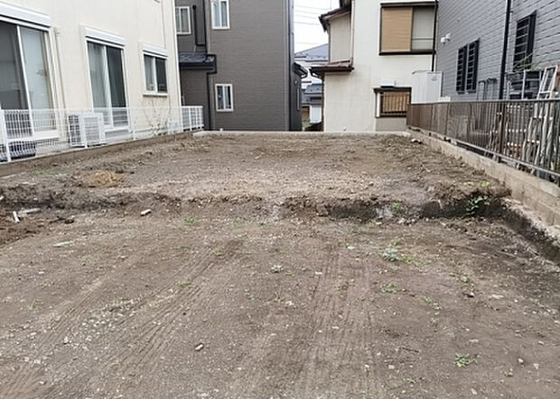 【玄関】玄関は家の顔でもあり、家族以外の目にも止まる場所です。玄関は外との間を仕切る扉、靴などをしまっておく収納スペース、靴脱ぎのたたきスペース、来客とのやり取りをするドアホンなど複数のアイテムからなります。