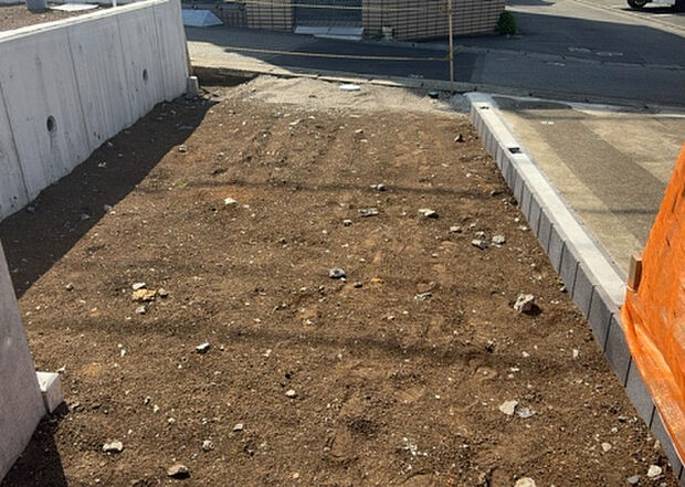 【駐車場_2】駐車場と明記されていても、最小スペースでつくられた駐車場だと大型車は駐車できなかったり、出入りしにくくなったりする可能性があります。お車のサイズと購入したい物件の駐車場のサイズを現地で確認しましょう。