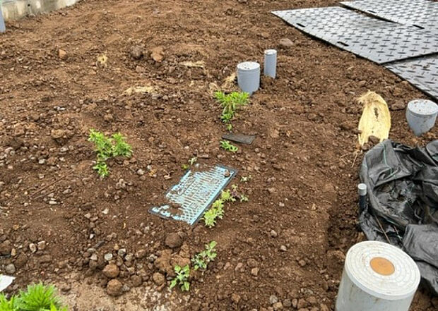 【その他設備】敷地内には、散水栓や立水栓があります。水道水を直接利用できるため、水を運ぶ手間を省くことが出来ます。大量の水を必要とする洗車作業や清掃などに役立ちます。その他設備とあわせて、現地でご確認ください。
