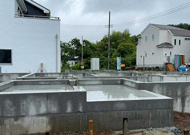 【外観_3】現地に行くなら、物件の周囲の地形がどうなっているかを見ることも大切です。周辺より低くなっている土地では、大雨などで水が集まりやすいため、地盤が弱くなっているということも考えられるため、注意が必要です。