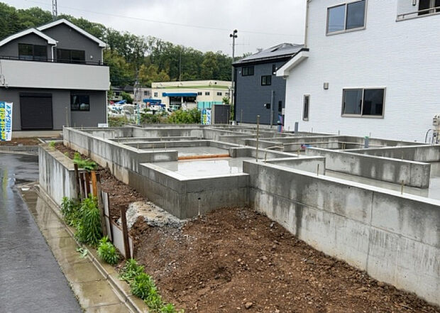 【玄関】玄関は家の顔でもあり、家族以外の目にも止まる場所です。玄関は外との間を仕切る扉、靴などをしまっておく収納スペース、靴脱ぎのたたきスペース、来客とのやり取りをするドアホンなど複数のアイテムからなります。