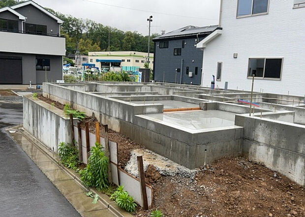 【玄関_2】玄関は、狭すぎると複数人で使いにくく、広すぎても無駄な空間になりがちです。最低2畳を目安にして、家の広さとの兼ね合いや家族の人数を考慮して決めるとよいでしょう。現地を見学して快適な玄関を選びましょう!