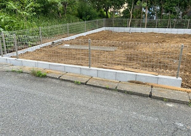 【構造・工法・仕様_2】ベタ基礎とは、柱の位置に関係なく全体に基礎がある事を指し、面積が大きい分建物の重さを全体に分散できます。また、地面からの湿気や害虫を遮断でき、木造住宅で心配されるシロアリ被害を防ぐ効果も期待できます。