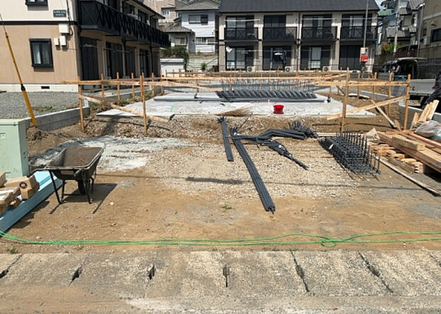【駐車場_2】駐車場と明記されていても、最小スペースでつくられた駐車場だと大型車は駐車できなかったり、出入りしにくくなったりする可能性があります。お車のサイズと購入したい物件の駐車場のサイズを現地で確認しましょう。