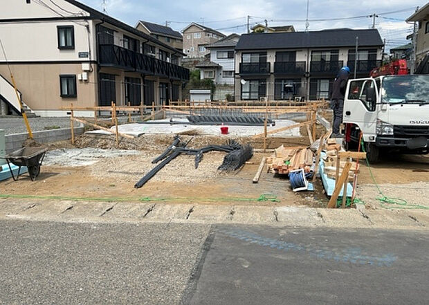 【玄関_2】玄関は、狭すぎると複数人で使いにくく、広すぎても無駄な空間になりがちです。最低2畳を目安にして、家の広さとの兼ね合いや家族の人数を考慮して決めるとよいでしょう。現地を見学して快適な玄関を選びましょう！