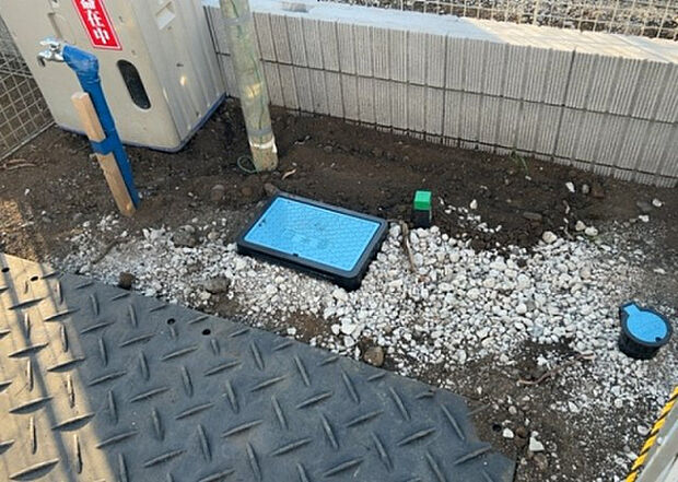 【その他設備】敷地内には、散水栓や立水栓があります。水道水を直接利用できるため、水を運ぶ手間を省くことが出来ます。大量の水を必要とする洗車作業や清掃などに役立ちます。その他設備とあわせて、現地でご確認ください。
