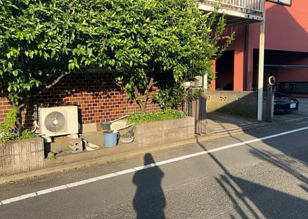 【物件からの展望_2】眺望を気にして物件を探す場合、前面に建物が建っていないか現地で確認しましょう！前面に建物があると景色はもちろん、日当たりや風通しにも影響が出てきます。住んだ時のことを想像しながら現地見学をしましょう。
