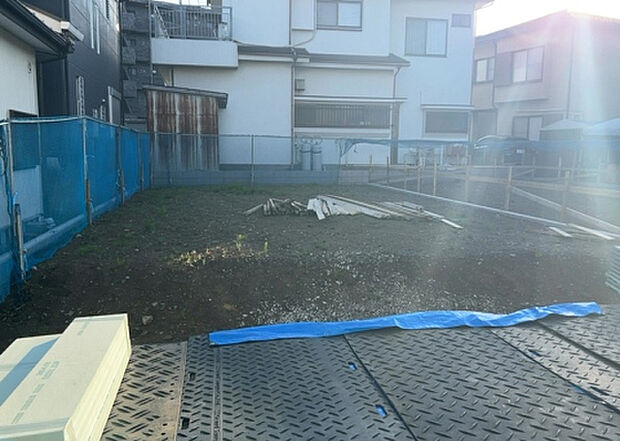 【庭_2】庭のある家に住むことのメリットとして、子どもたちの遊び場を確保できること、ガーデニングや家庭菜園を楽しめること、明るさを確保できることがあります。また、配置を工夫することでプライバシーが確保できます。