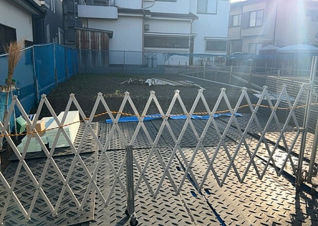 【前面道路含む現地写真_2】前面道路の幅員や歩道の有無、近隣の建物との距離感などは、実際の生活の利便性や安全性に大きく影響します。複数のアングルから前面道路の状況を確認することで、より具体的に生活イメージを描けます。