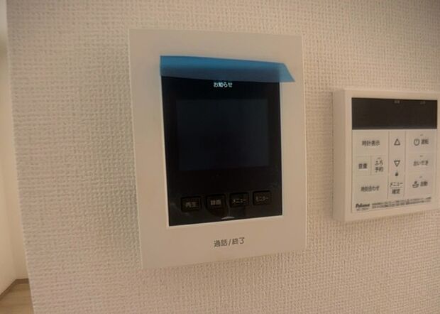 【TVモニター付きインターホン】TVモニター付きインターホンは、来訪者の顔を確認できるだけでなく、音声でやり取りすることもできるため、セキュリティ面で安心できる設備です。モニター画面が大きく見やすいもの、夜間でも来訪者をしっかりと確認できるものなど、機能性を重視したいところです。