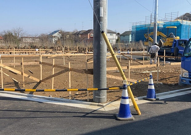 【外観_3】現地に行くなら、物件の周囲の地形がどうなっているかを見ることも大切です。周辺より低くなっている土地では、大雨などで水が集まりやすいため、地盤が弱くなっているということも考えられるため、注意が必要です。