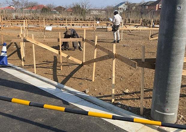 【玄関】玄関は家の顔でもあり、家族以外の目にも止まる場所です。玄関は外との間を仕切る扉、靴などをしまっておく収納スペース、靴脱ぎのたたきスペース、来客とのやり取りをするドアホンなど複数のアイテムからなります。