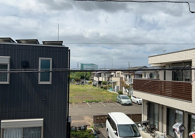 【物件からの展望】眺望を気にして物件を探す場合、前面に建物が建っていないか現地で確認しましょう！前面に建物があると景色はもちろん、日当たりや風通しにも影響が出てきます。住んだ時のことを想像しながら現地見学をしましょう。
