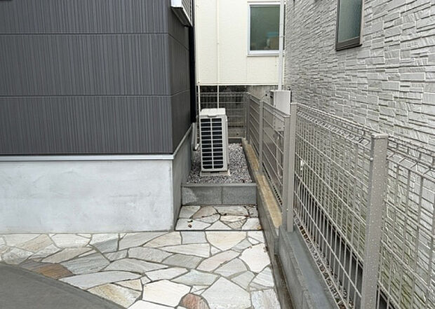 【庭】庭があることでガーデニングや家庭菜園はもちろん、こどもの遊び場やペットを放して遊ぶことができます。また、家の周囲に余裕があるということです。隣地との間があれば、十分な日当たりと、風通しが確保できます。