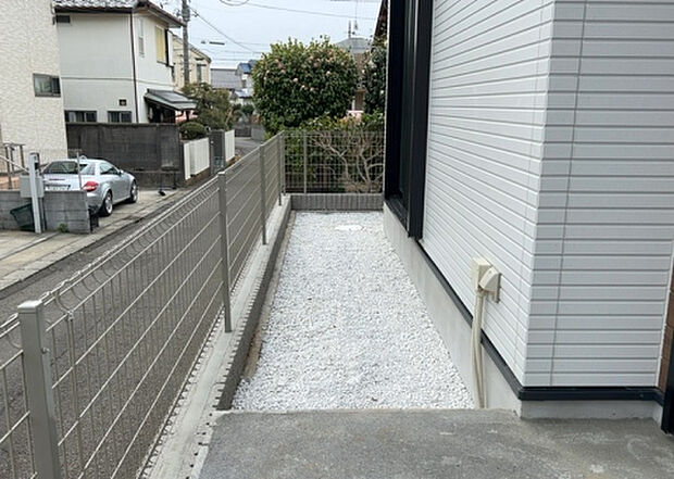 【庭】庭があることでガーデニングや家庭菜園はもちろん、こどもの遊び場やペットを放して遊ぶことができます。また、家の周囲に余裕があるということです。隣地との間があれば、十分な日当たりと、風通しが確保できます。