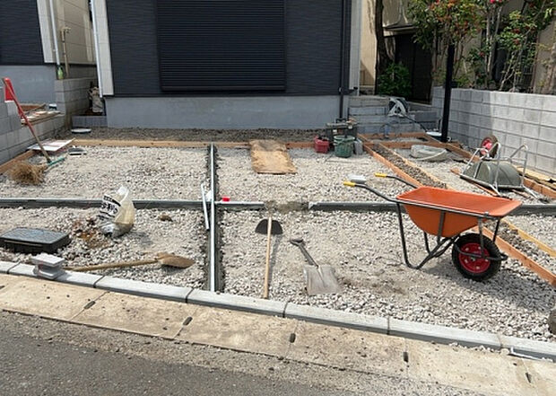 【駐車場】駐車場と明記されていても、最小スペースでつくられた駐車場だと大型車は駐車できなかったり、出入りしにくくなったりする可能性があります。お車のサイズと購入したい物件の駐車場のサイズを現地で確認しましょう。