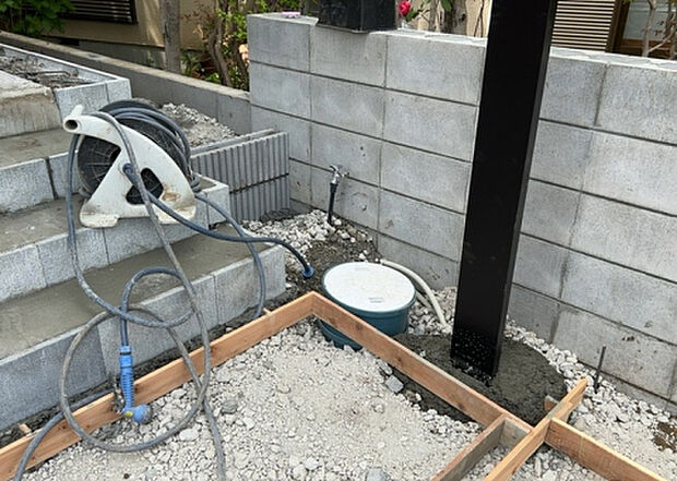 【その他設備】敷地内には、散水栓や立水栓があります。水道水を直接利用できるため、水を運ぶ手間を省くことが出来ます。大量の水を必要とする洗車作業や清掃などに役立ちます。その他設備とあわせて、現地でご確認ください。