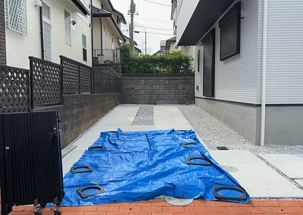 【駐車場】駐車場と明記されていても、最小スペースでつくられた駐車場だと大型車は駐車できなかったり、出入りしにくくなったりする可能性があります。お車のサイズと購入したい物件の駐車場のサイズを現地で確認しましょう。