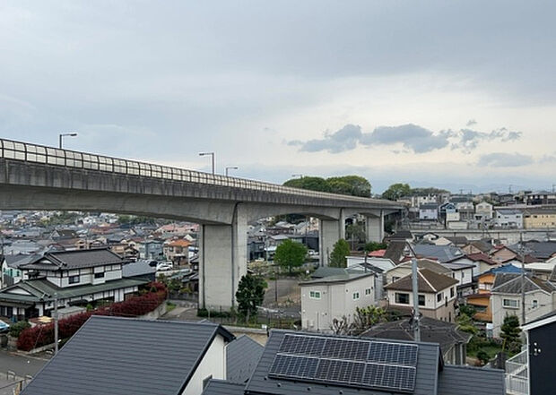 【物件からの展望】眺望を気にして物件を探す場合、前面に建物が建っていないか現地で確認しましょう！前面に建物があると景色はもちろん、日当たりや風通しにも影響が出てきます。住んだ時のことを想像しながら現地見学をしましょう。