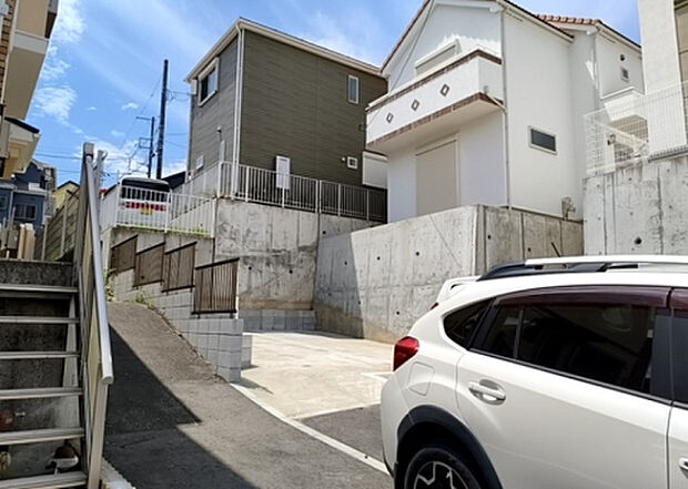 【前面道路含む現地写真_2】お持ちの車種によっては前面道路が広い方が便利でしょう。しかし、前面道路が広ければその分交通量が多くなるため、騒音などが気になる場合があります。実際に現地を見学し、周辺交通量や騒音などを確認しましょう！