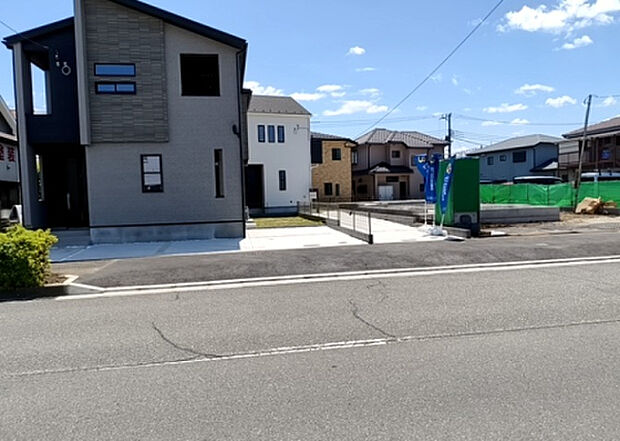 【前面道路含む現地写真_2】お持ちの車種によっては前面道路が広い方が便利でしょう。しかし、前面道路が広ければその分交通量が多くなるため、騒音などが気になる場合があります。実際に現地を見学し、周辺交通量や騒音などを確認しましょう！